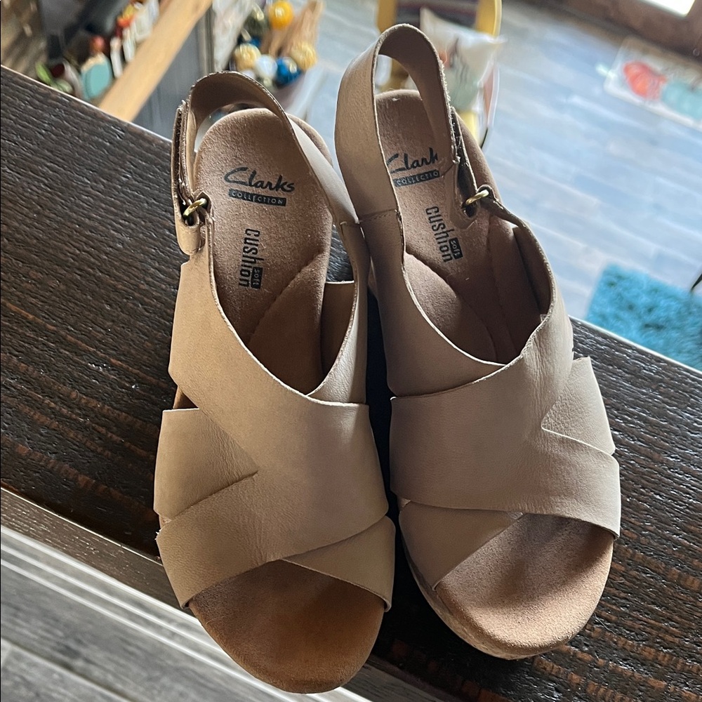 Clarks Women's Beige Cross-Strap Sandals